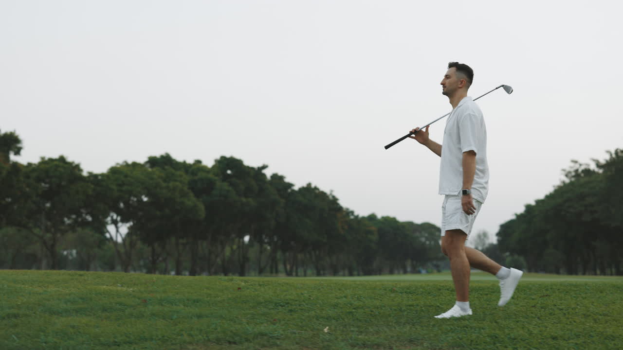 골프를 하는 남자