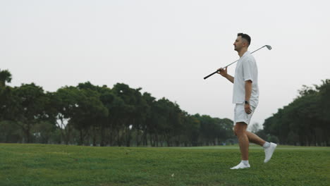 hombre jugando al golf