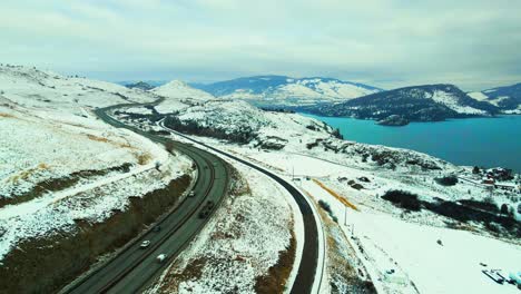 冬季旅行:在okanagan 97高速公路上交通繁忙, 有令人惊叹的森林湖和雪覆盖的山脉景色