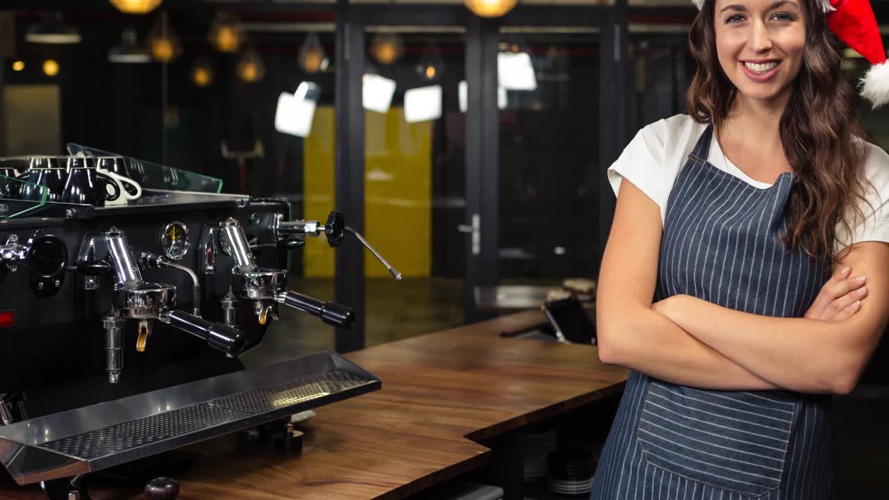 animación de un niño afroamericano en el sombrero de santa sosteniendo un globo de nieve en la época de navidad