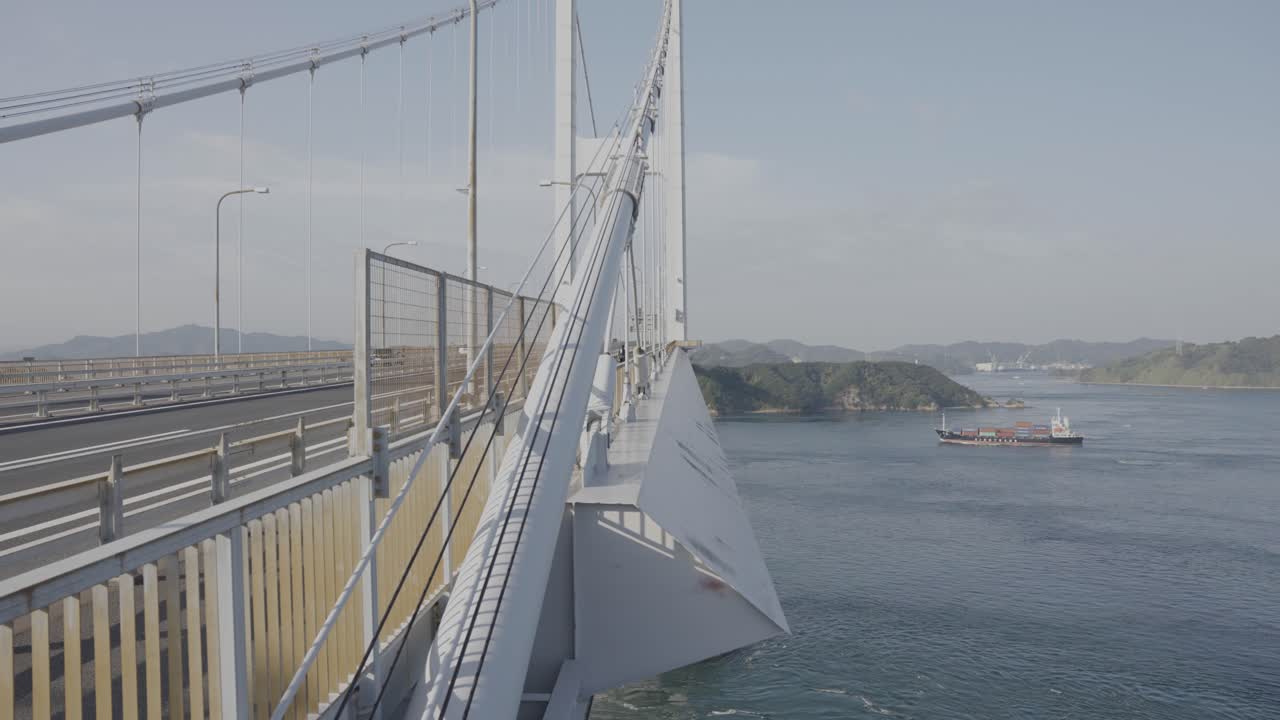 화물 유조선이 세토 내해를 여행하는 구루시마 해협 현수교