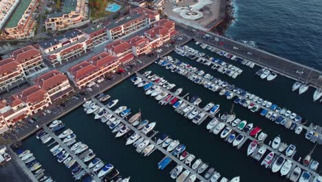 Flotte-Privater-Boote,-Die-Im-Hafen-Von-Los-Gigantes-Auf-Teneriffa-Geparkt-Sind