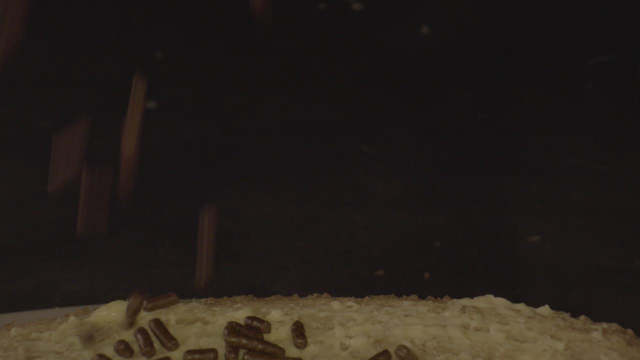 버터 바른 빵 조각에 떨어지는 초콜릿 스프링클의 매크로 돌리