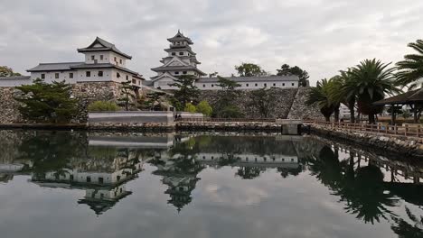 Vista-Sobre-El-Reflejo-Del-Castillo-De-Imabari.