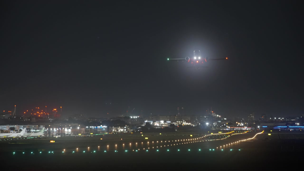 Aereo di linea che decolla dalla pista dell'aeroporto di notte.