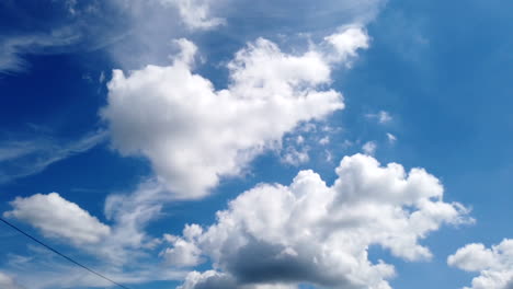 Cielo-Azul-Con-Nubes-Que-Se-Mueven-Rápidamente