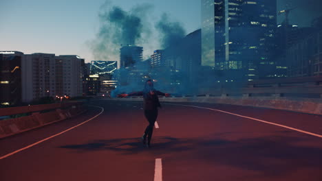 mujer bailando con granada de humo en la ciudad al atardecer chica rebelde disfrutando del baile en la calle