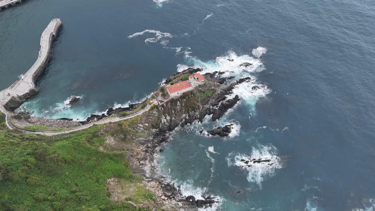 Faro de Cudillero, Spagna, vecchio faro, vista aerea a volo d'uccello con drone
