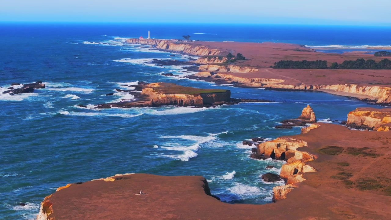 Sentiero costiero Stornetta Faro di Point Arena isole Racas Baia delle Rocce dei Leoni Marini California drone aereo costa di Mendocino punto panoramico giorno di sole mattina pomeriggio cielo blu onde autunno ripresa statica.