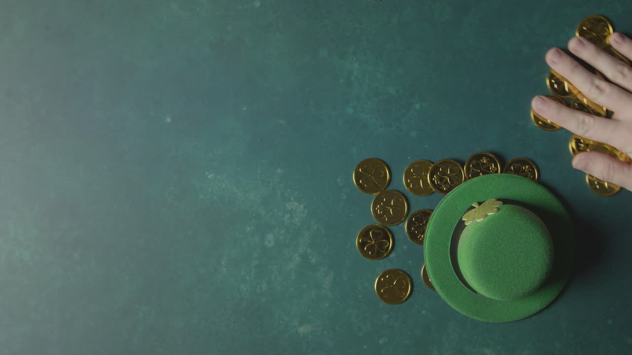 foto de estudio superior de sombrero de copa de duende verde y montones de monedas de oro para celebrar el día de san patricio 2