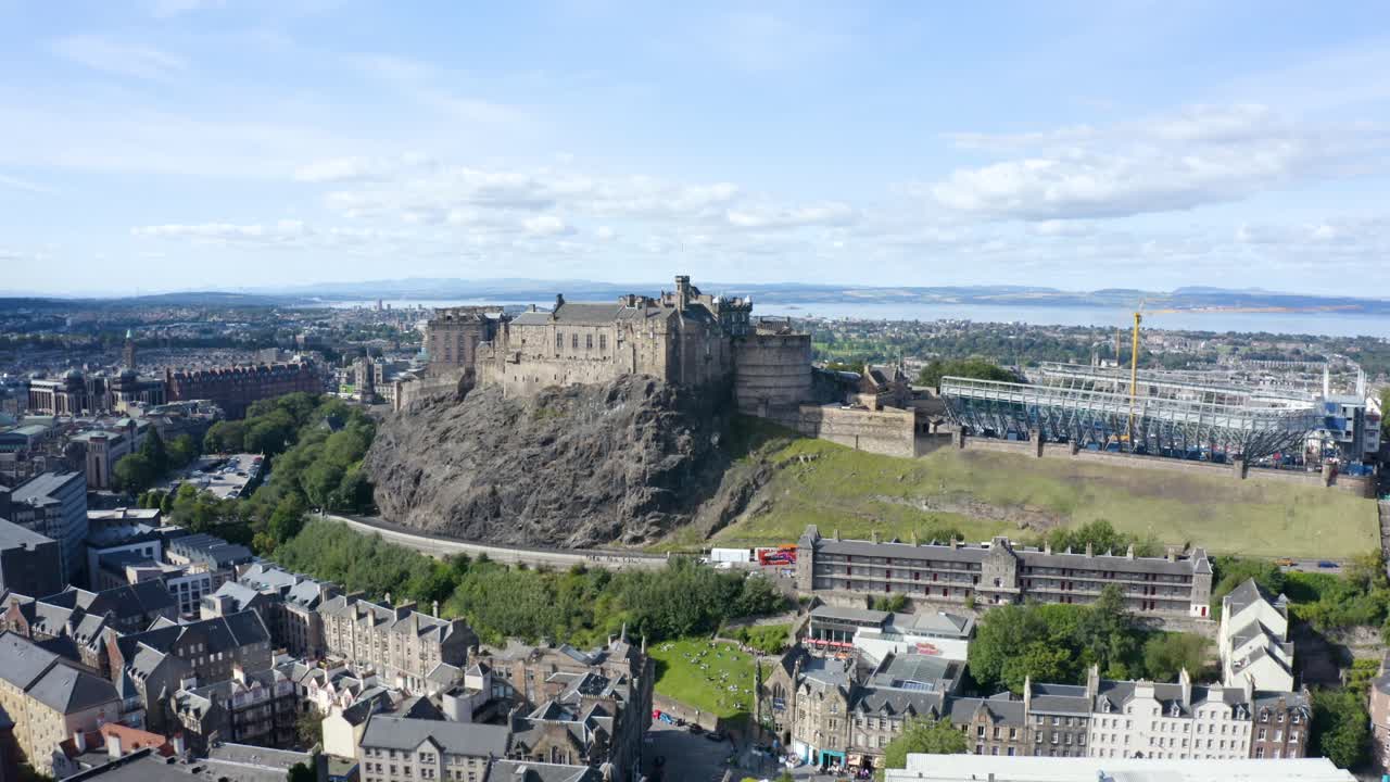 una vista única del castillo de edimburgo desde el aire