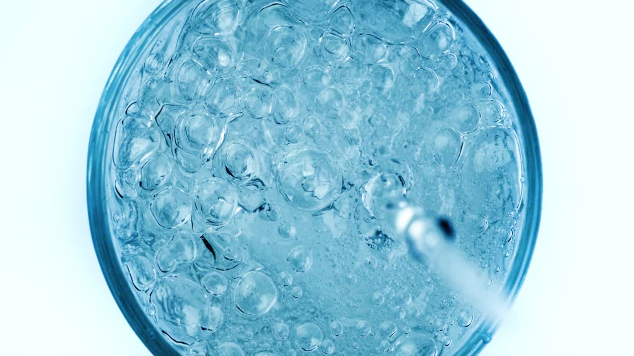 병에서 신선한 순수한 스파클링 물을 잔에 부어. 슈퍼 슬로우 모션으로 물에 거품이.