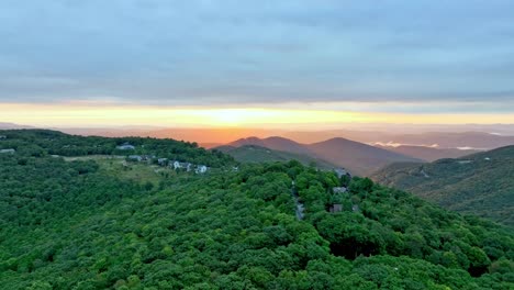 Sonnenaufgangsantenne-Mit-Häusern-Im-Vordergrund-In-Der-Nähe-Von-Boone,-NC,-North-Carolina