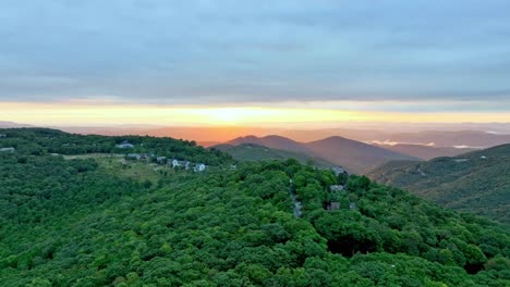 antena del amanecer con casas en primer plano cerca de boone nc, carolina del norte