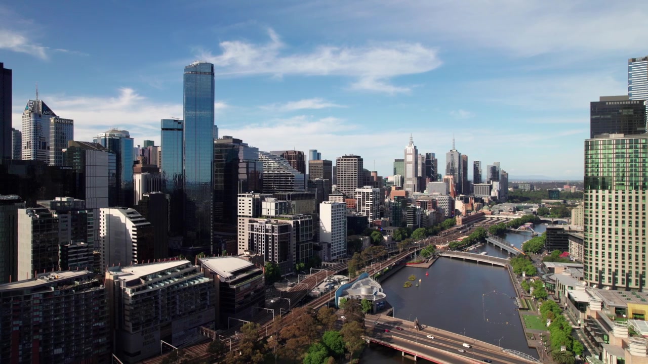 Lunga ripresa aerea dello skyline di Melbourne in estate, 4K.