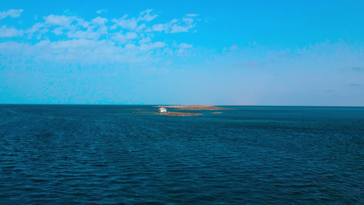 수영장과 호스팅 하우스가 있는 엘 비벤 섬의 공중 풍경은 바다 한가운데에 나무가 서 있고, 물로 둘러싸여 아름다운 분위기를 만니다.