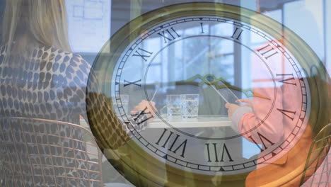 animación de un reloj que se mueve sobre diversas colegas femeninas discutiendo el trabajo en la oficina