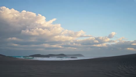 impresionante vista de una playa de arena con dunas de arena y un cielo azul