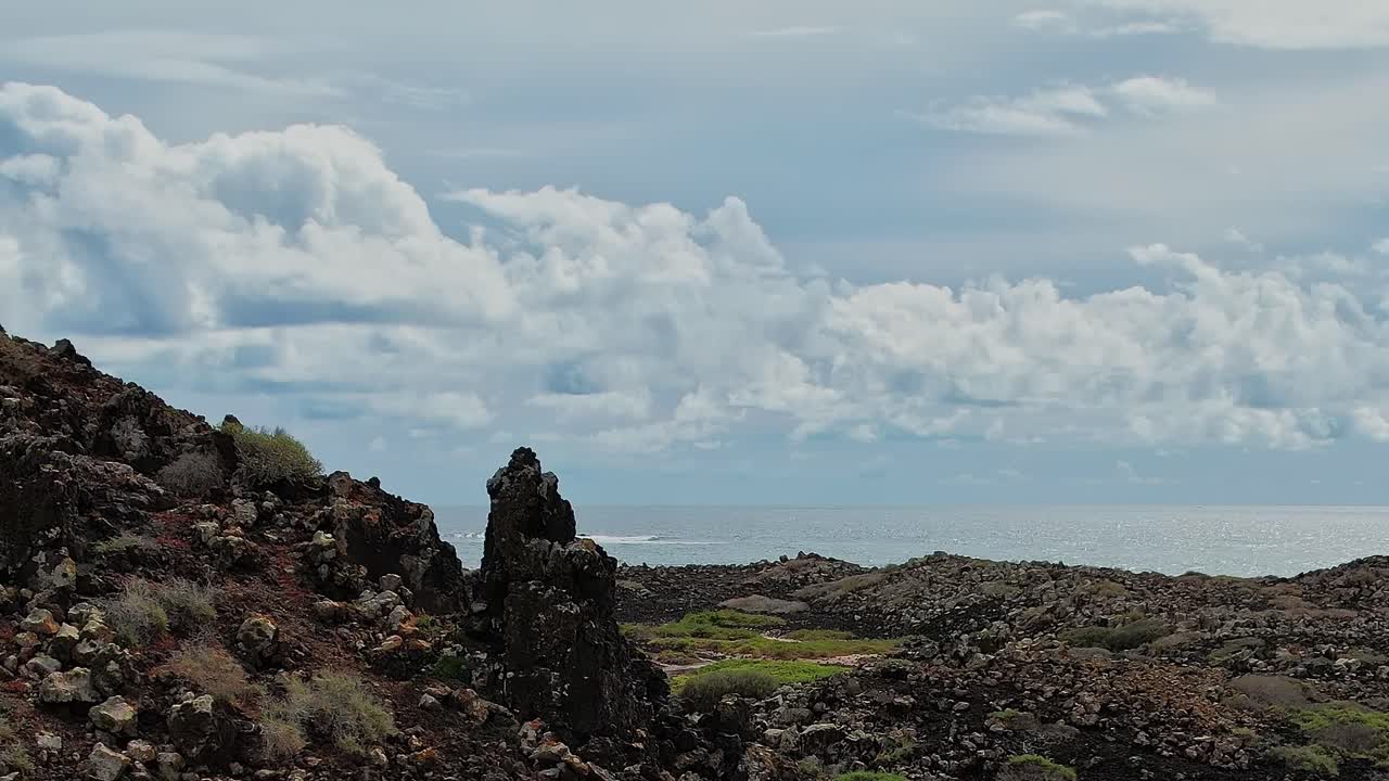 Vista costeira com rochas e oceano nas Ilhas Canárias, Espanha, num dia nublado.
