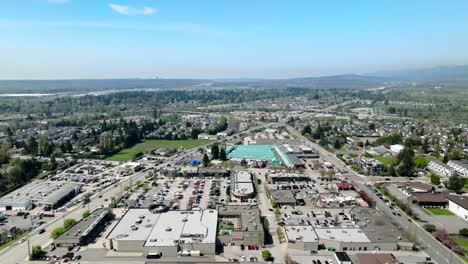 Centros-Comerciales-Y-Edificios-Comerciales-En-Maple-Ridge-City-Con-Vehículos-En-La-Autopista-Lougheed-En-Bc,-Canadá