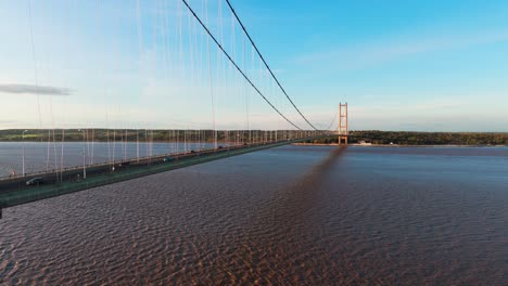 Goldene-Stunde-über-Der-Humber-Bridge-Mit-Autos,-Die-Rhythmisch-Unterwegs-Sind