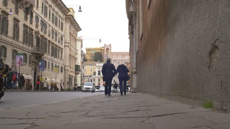 Siguiendo-a-una-pareja-caminando