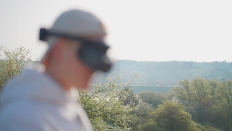 transición de enfoque de rack desde el tipo con gafas de fpv al fondo de la naturaleza brillante