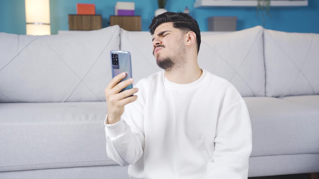 그 청년은 실망했습니다.