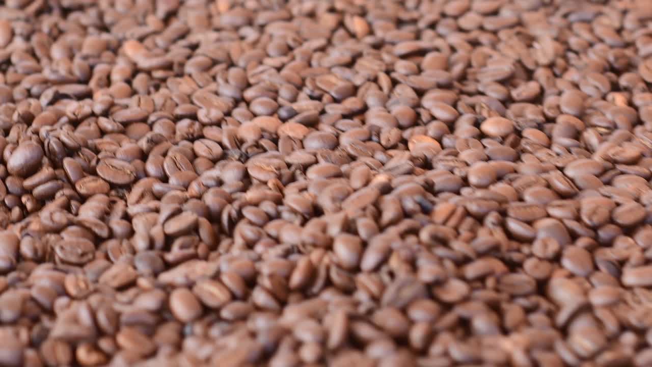 Smooth tracking of coffee beans showing texture and richness