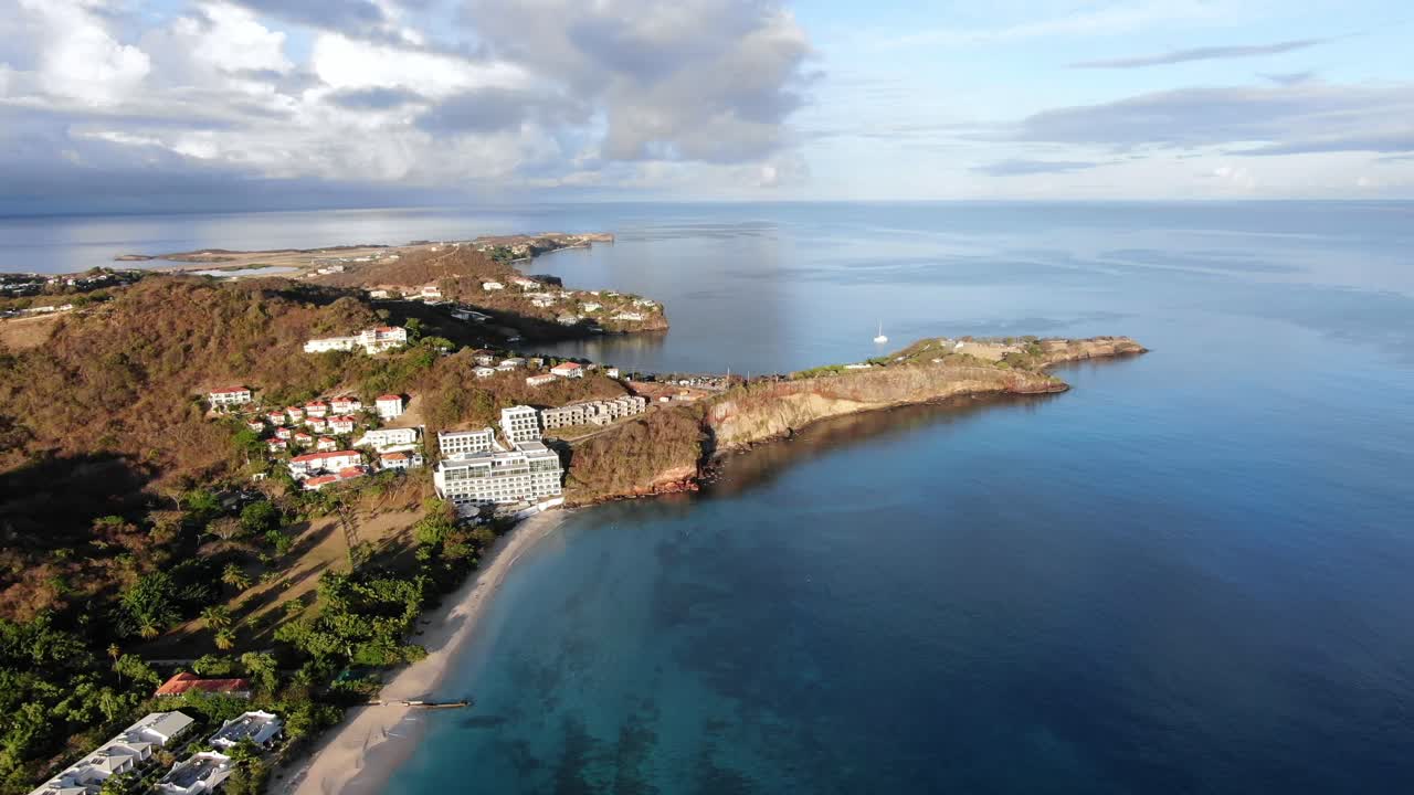 열대 섬의 반도에 있는 집, 그레나다 공중