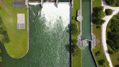 tomada aérea del cenit de una esclusa sobre un río en movimiento