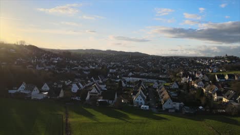 Winterlicher-Sonnenuntergang-In-Warstein:-Drohnenaufnahmen-Der-Stadt-Eingebettet-In-Die-Majestätischen-Sauerländer-Berge