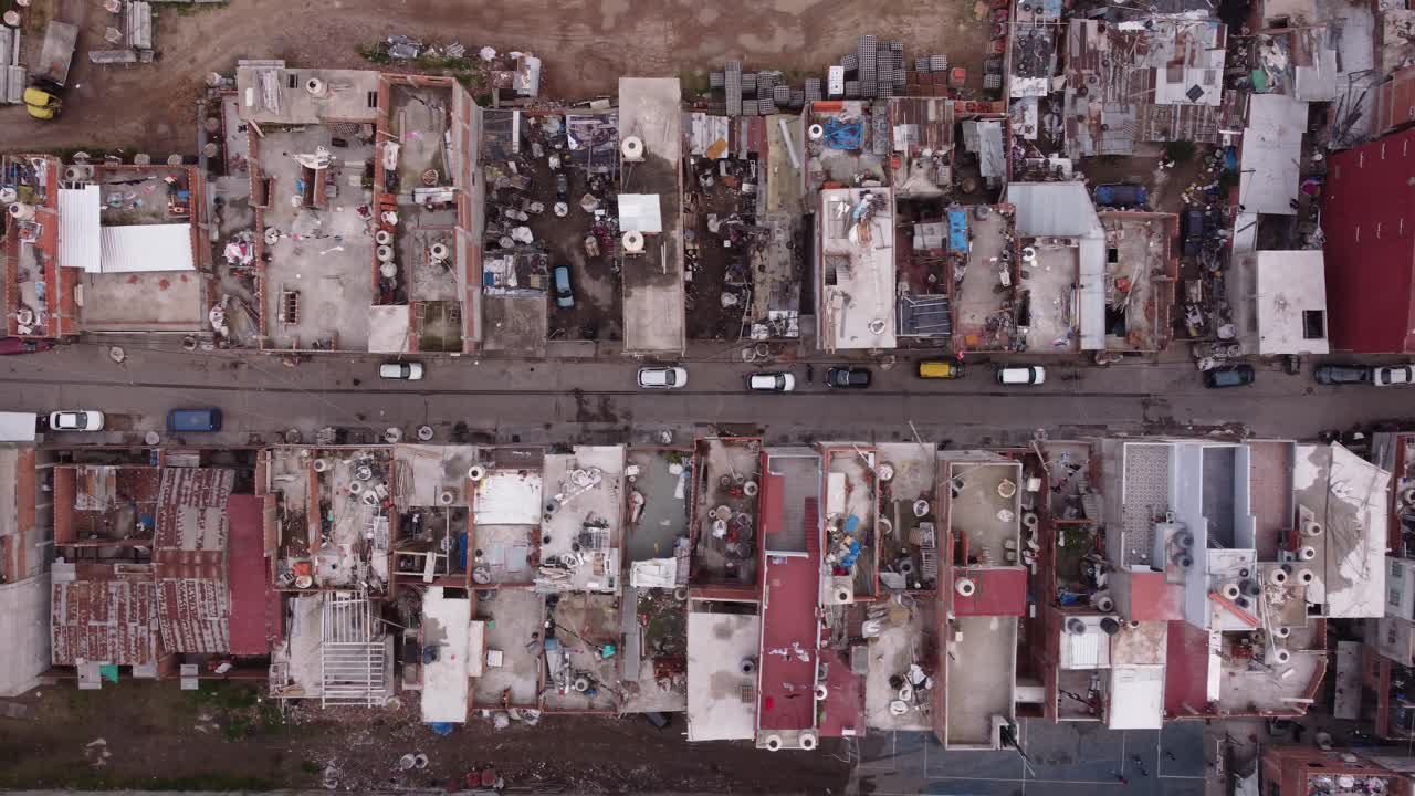 vista de arriba hacia abajo del barrio pobre de villa miseria favela en buenos aires, argentina