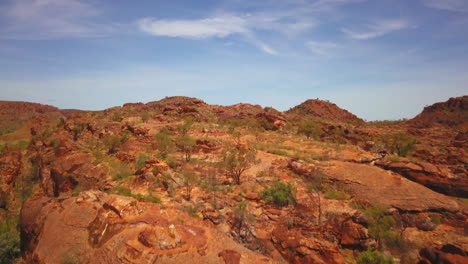 australia occidental interior looma camballin kimberley paisaje rocas rojas dron aéreo tierra aborigen temporada seca territorio del norte bajas lejanas bajo escoba darwin fitzroy cruzando hacia arriba jib hacia adelante