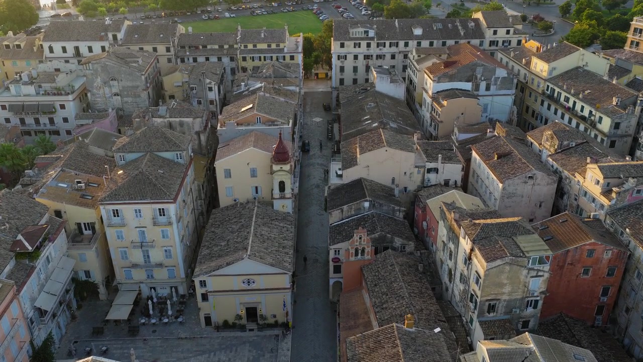 Ripresa aerea panoramica su tetti fitti e strade strette nel centro storico di Corfù, Grecia.