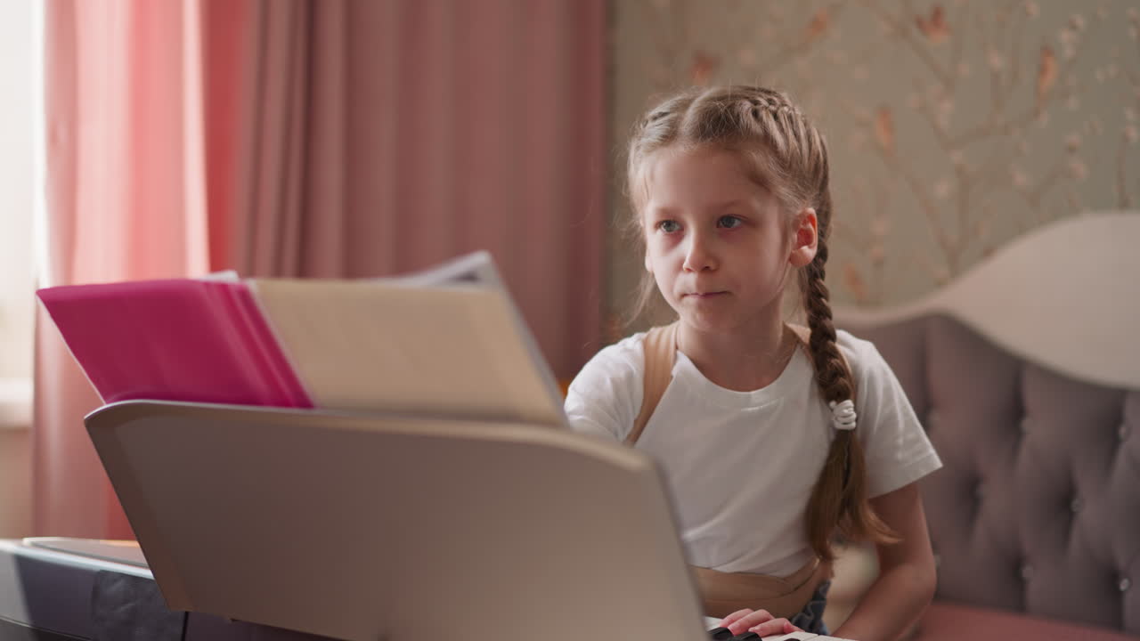 школьница стоит у синтезатора, переворачивая страницы с заметками.