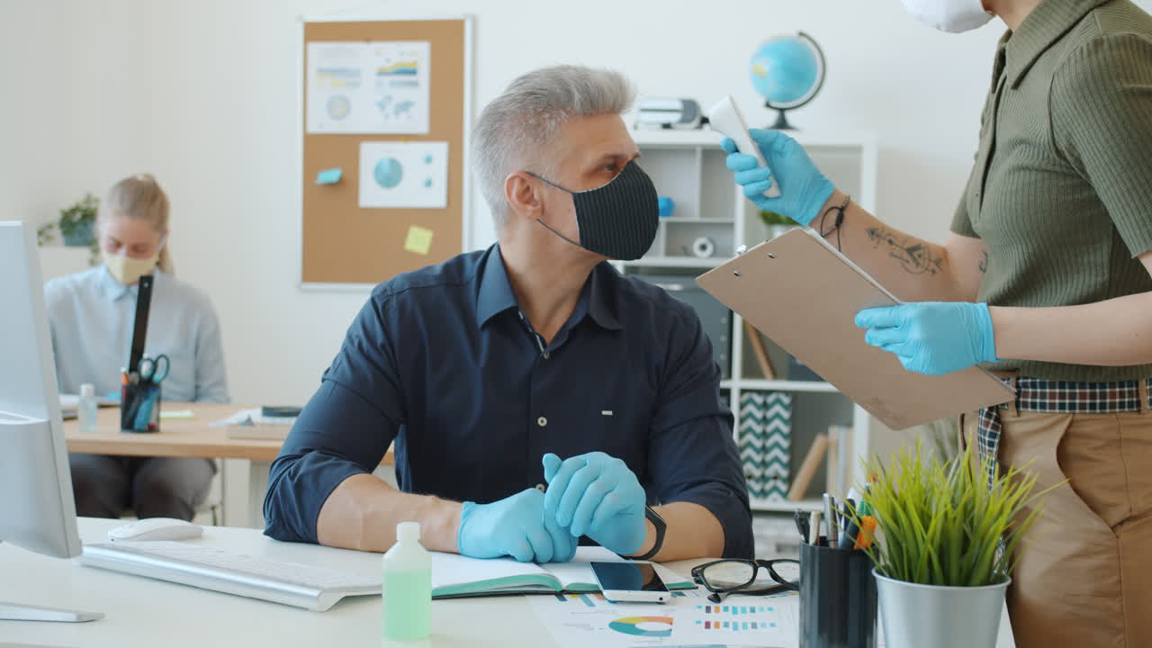 팬데 기간 동안 사무실 직원