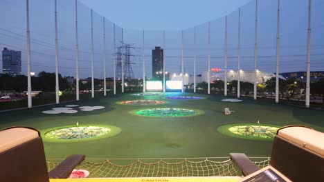 bolas de golf volando hacia objetivos iluminados
