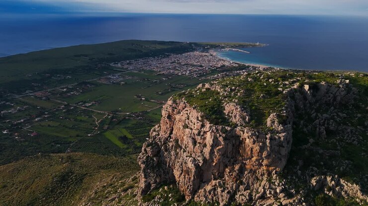 Splendida vista aerea di Monte Monaco e San Vito Lo Capo in Sicilia, Italia
