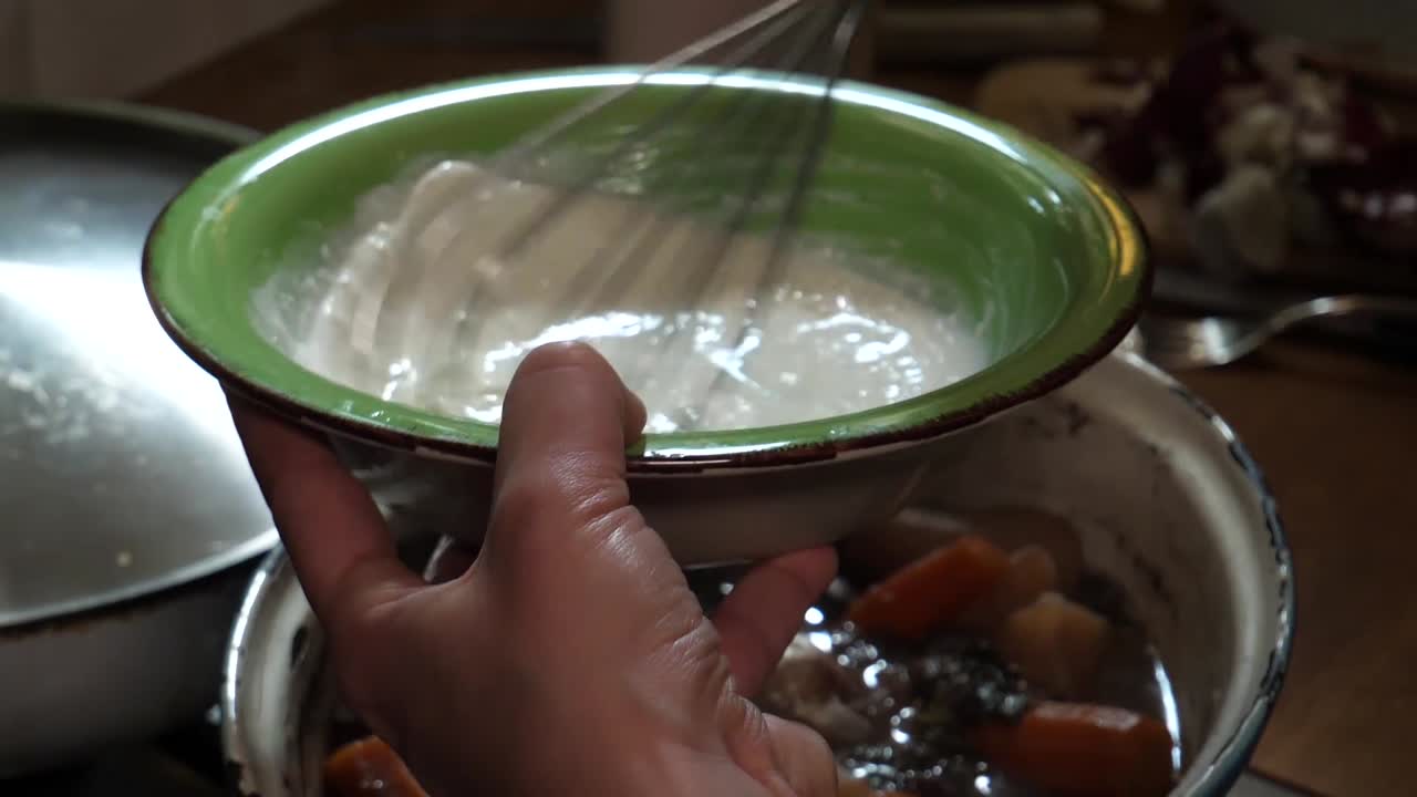 비프 부르기뇽, 튀긴 양파 위에 고기를 얹는 요리