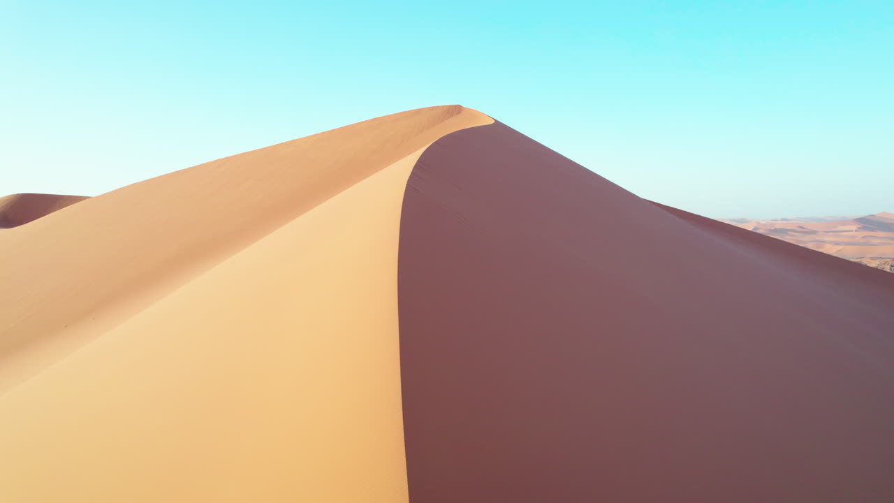 dunas de arena en el desierto de djanet en argelia - toma aérea de un avión no tripulado