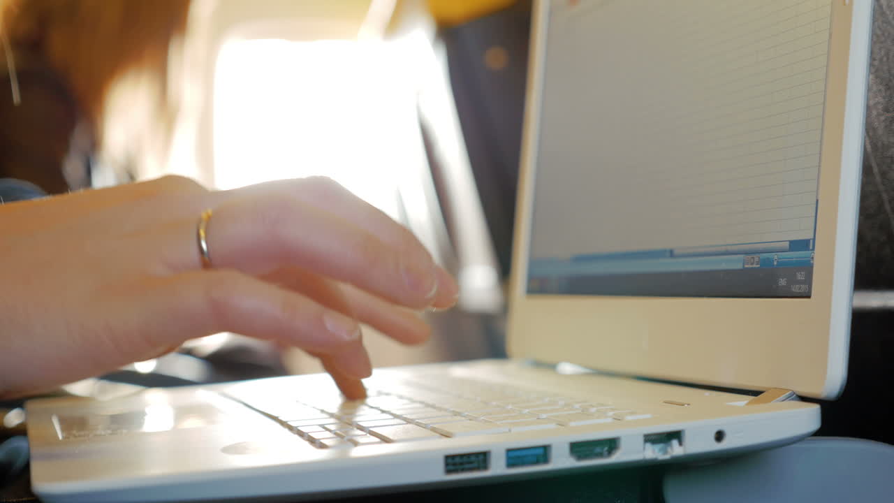 dedos femeninos escribiendo en el teclado