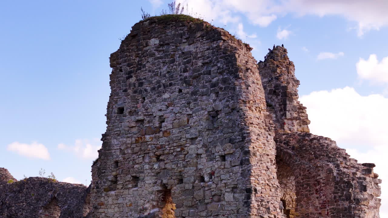 라트비아의 고대 성의 유적, 벽돌 벽, 낮의 스카이 라인, 역사적인 풍경