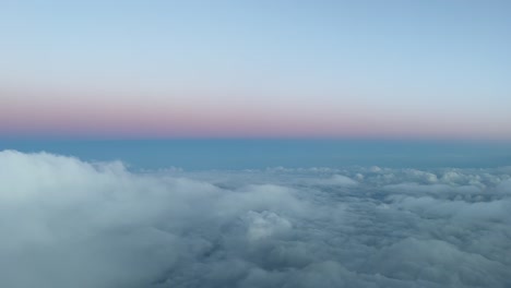 Blick-Auf-Den-Winterhimmel-Von-Einem-Jet-Cockpit,-Das-Während-Des-Sonnenuntergangs-Zum-Flughafen-Von-Ibiza,-Spanien,-Absteigt