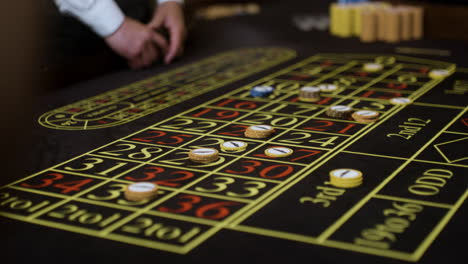 croupier positioniert gewinnmarker am roulettetisch.