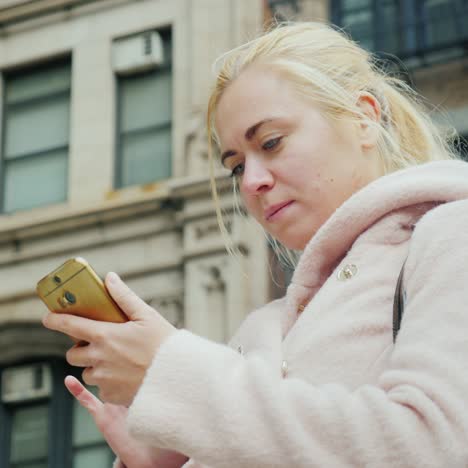 Porträt-Einer-Jungen-Frau-Mit-Einem-Smartphone-1