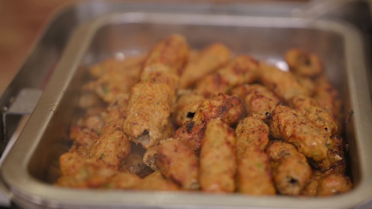 deliciosas comidas asiáticas tradicionales; brocheta