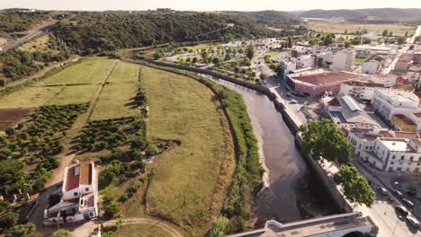 Rückwärts-Fliegende-Luft-Entlang-Des-Arade-Flusses-In-Silves-In-Der-Portugiesischen-Region-Algarve