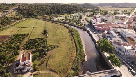 antena voladora hacia atrás a lo largo del río arade en silves en la región portuguesa del algarve