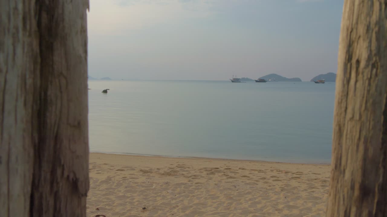 el tranquilo paisaje de la playa en labuan bajo, indonesia - retiro